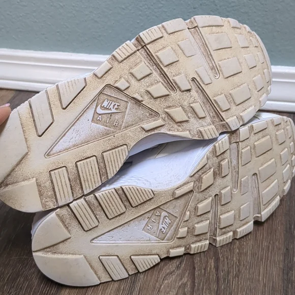 Nike Huarache Shoes white silver leather GUC 9.5 - Picture 3 of 7